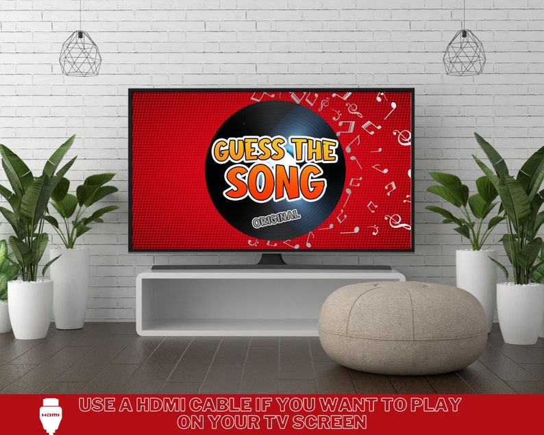Pu&ograve; includere: Uno schermo televisivo che mostra un gioco chiamato "Guess the Song" con uno sfondo rosso e note musicali. Il gioco &egrave; configurato per essere giocato su uno schermo TV.