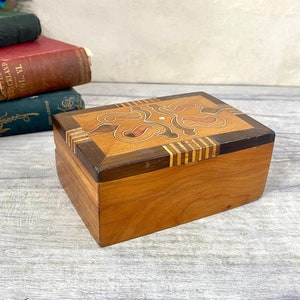 Vintage small wooden inlaid trinket box / Marquetry box / wooden storage box / wood keepsake box / treasure box
