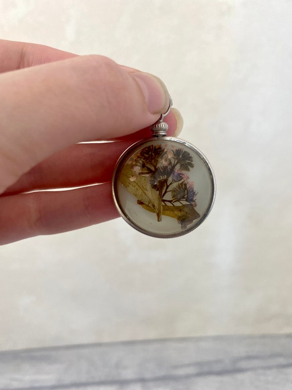 Vintage Lucite dried flower pendant / clear resin… - image 7