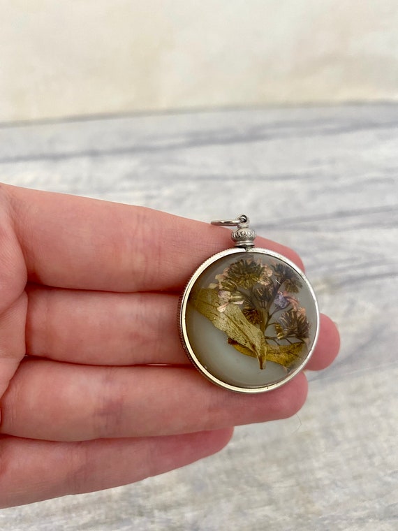 Vintage Lucite dried flower pendant / clear resin… - image 8