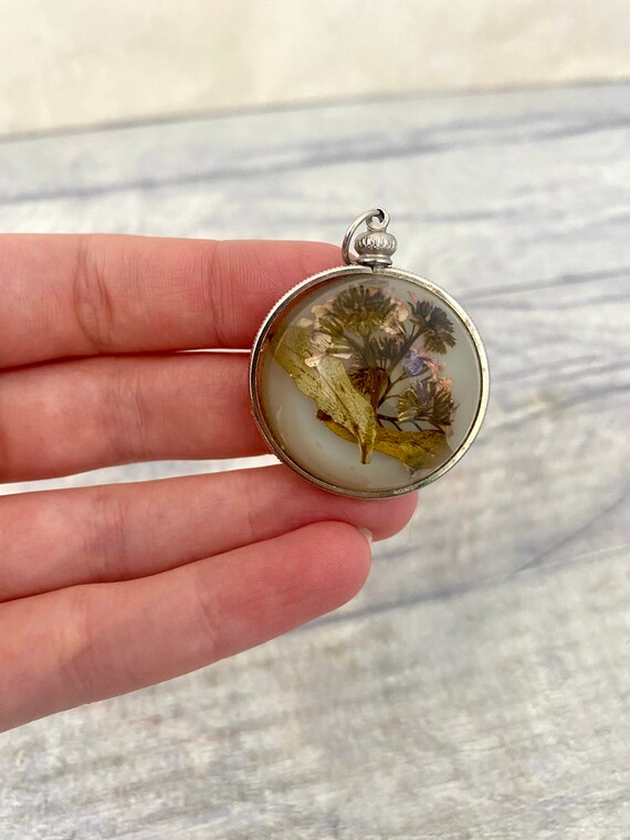 Vintage Lucite dried flower pendant / clear resin… - image 6