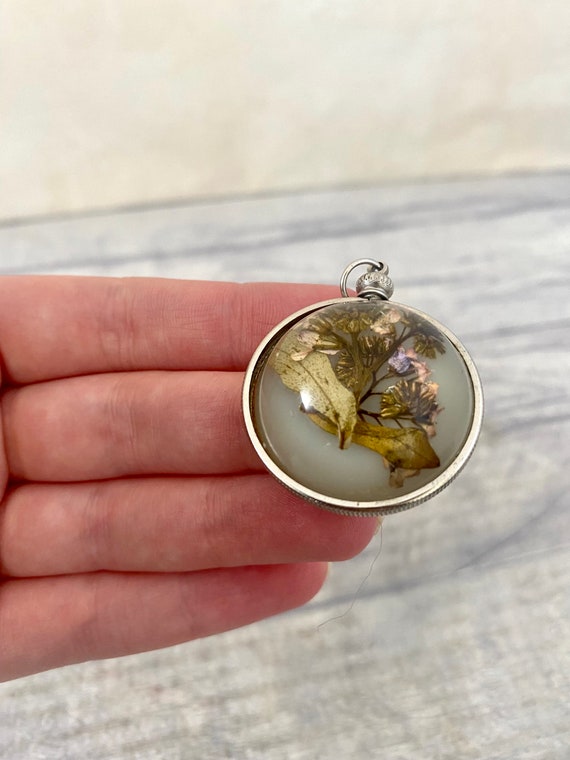 Vintage Lucite dried flower pendant / clear resin… - image 3