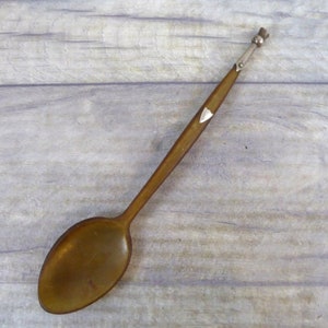 Colher antiga de chifre de gado escocês com suportes de prata, remates de cardo, escudos vagos, talheres antigos