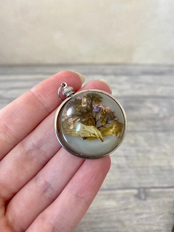 Vintage Lucite dried flower pendant / clear resin… - image 2