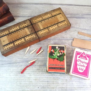 Conjunto de cribbage de viagem de madeira vintage, tabuleiro de cribbage dobrável embutido, dois baralhos de cartas e fichas