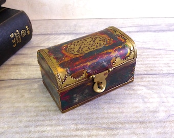 Vintage miniatuur houten kist met metalen details en vangst/schatkist/klein doosje voor sieraden