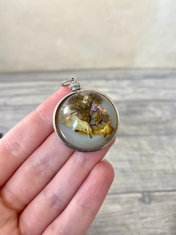Vintage Lucite dried flower pendant / clear resin… - image 1