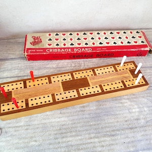 Ensemble de voyage vintage en boîte en bois, planche à cribbage incrustée et chevilles