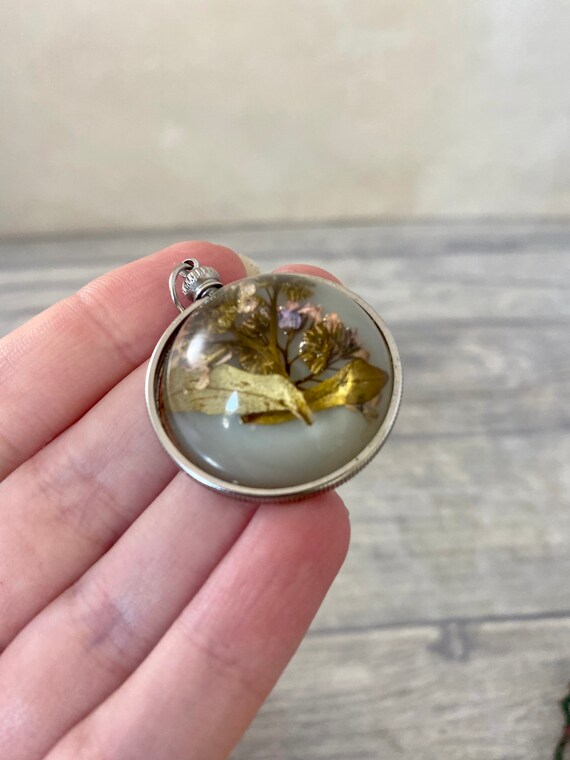 Vintage Lucite dried flower pendant / clear resin… - image 4