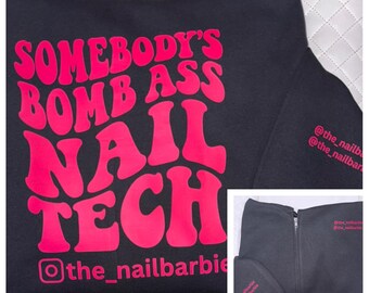 La bomba de alguien en la técnica de uñas con cremallera