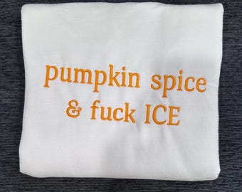 Sudadera con capucha bordada "Pumpkin Spice & Fuck ICE"