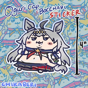 Op de afbeelding: Een sticker van ongeveer 10 cm hoog met een stripfiguur met grijs haar en dierenoren, gekleed in een outfit in marinestijl met een rode strik en ster. De sticker bevat de tekst "Oguri Cap Bocchari Sticker" en "Chikaberi".