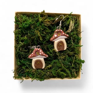 Orecchini a forma di casa a forma di fungo dipinti a mano 2D: gioielli in argilla polimerica Cottagecore