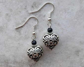 Orecchini a forma di cuore in argento antico e filigrana nera. Gioielli fatti a mano nel Regno Unito. Ipoallergenici. Stile gotico, rock chic, hippie.