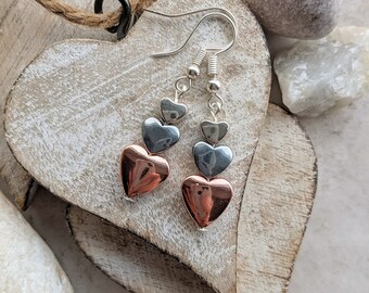 Orecchini a cuore in ematite color oro rosa e argento. Gioielli semplici ed eleganti, realizzati a mano nel Regno Unito. Ipoallergenici. Un regalo per lei, un regalo per te stessa.