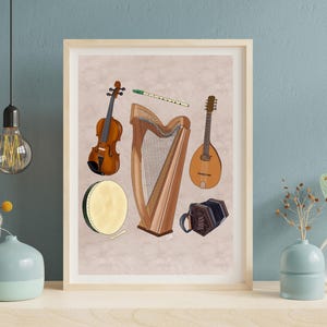 Może przedstawiać: Oprawiony wydruk artystyczny przedstawiający kolekcję instrument&oacute;w muzycznych, w tym brązowe skrzypce, drewnianą harfę, mandolinę, tin whistle, bęben bodhr&aacute;n z pałeczką oraz ciemnobrązową koncertinę, umieszczone na jasnobeżowym tle.