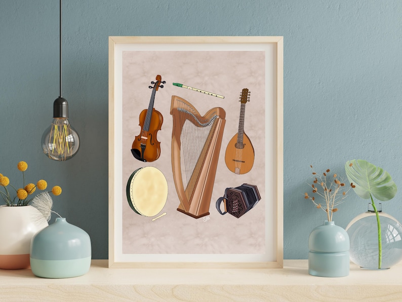 Może przedstawiać: Oprawiony wydruk artystyczny przedstawiający kolekcję instrument&oacute;w muzycznych, w tym brązowe skrzypce, drewnianą harfę, mandolinę, tin whistle, bęben bodhr&aacute;n z pałeczką oraz ciemnobrązową koncertinę, umieszczone na jasnobeżowym tle.