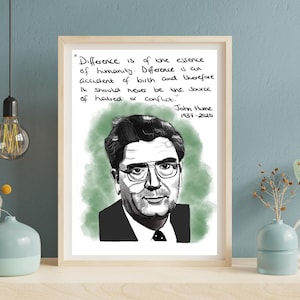 Może przedstawiać: Oprawiony wydruk przedstawiający czarno-biały portret Johna Hume'a na zielonym akwarelowym tle. Tekst brzmi: "Difference is of the essence of humanity. Difference is an accident of birth and therefore it should never be the source of hatred or conflict." John Hume 1937-2020.