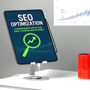 Pode incluir: Um tablet exibindo "SEO OPTIMIZATION" com um gráfico de lupa e o texto "A COMPREHENSIVE STEP-BY-STEP GUIDE TO RANKING HIGH ON GOOGLE". Uma caneca vermelha e um gráfico também são visíveis.