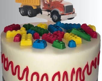 Para los fanáticos de los bloques de construcción de todas las edades: hermosas decoraciones comestibles para pasteles hechas de chocolate y papel comestible (papel de oblea).