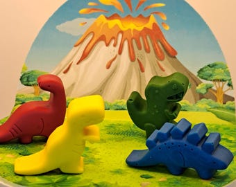 Para todos los pequeños fanáticos de los dinosaurios: Preciosa decoración comestible para tartas hecha de chocolate y papel de oblea.