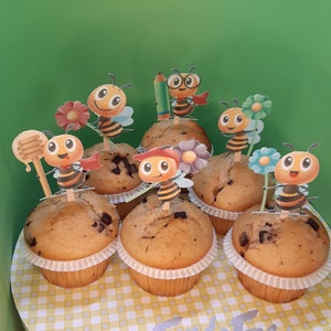 6 edible muffin toppers / cakes / cupcake bees made of edible paper (wafer paper)