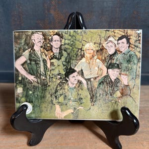 MASH porseleinen postkaart 1982 in doos met originele papieren | Loretta Swit Alan Alda Jamie Farr Mike Farrell Harry Morgan David Ogden
