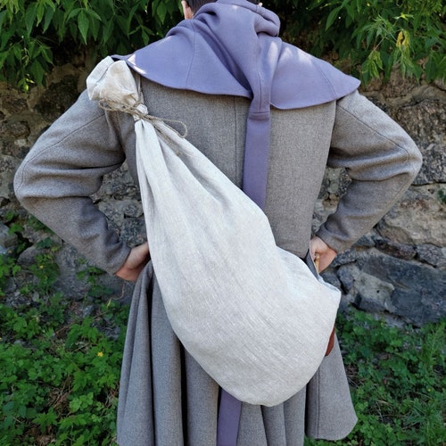 Mochila medieval de lino con broche, mochila histórica, bolso estilo siglo XV, bandolera medieval tipo salchicha para LARP