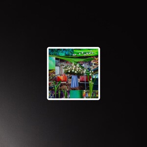 Peut inclure: Un collage présentant un arrangement floral avec des roses blanches et de la verdure, sur fond de diverses scènes colorées. L'arrangement est placé sur un tissu bleu, avec des chaises rouges en arrière-plan. L'esthétique générale est artistique et vibrante.