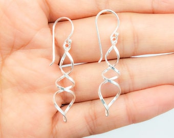 Damesoorbellen van 925 sterling zilver, spiraalvormig, met hangende, in elkaar verstrengelde spiralen.