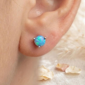 Ohrstecker aus 925er Sterlingsilber mit blauem Opal, minimalistische Ohrstecker, türkisblaue Opal-Ohrstecker