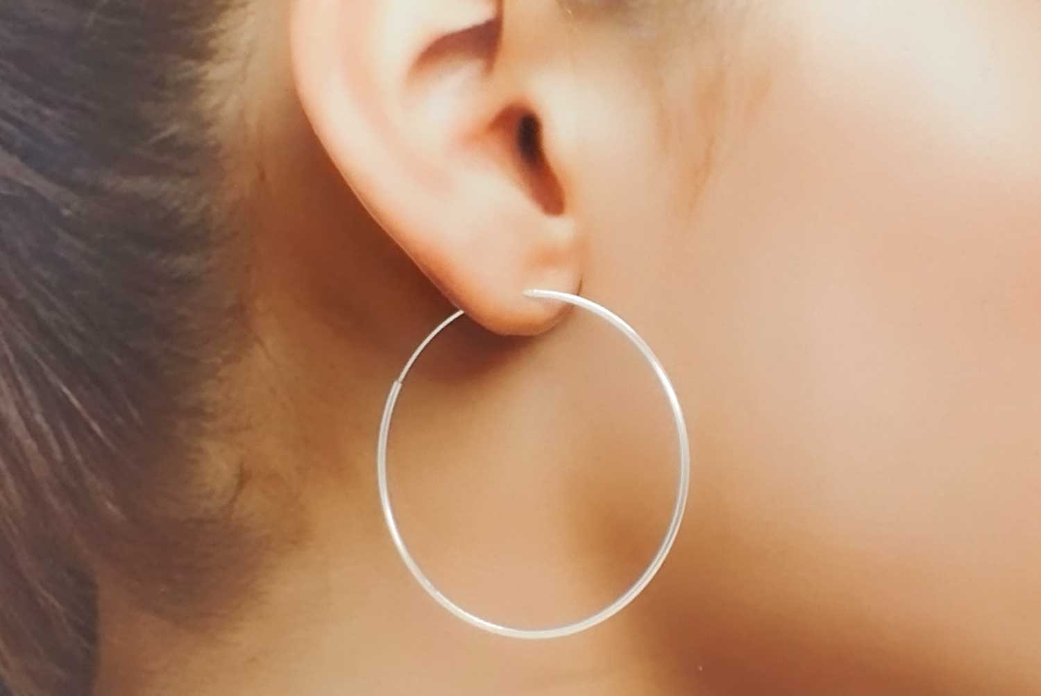 Boucles D’oreilles Anneaux Créoles Argentées Gravées – Occasion Parfait état