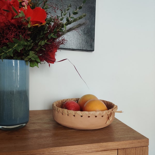 Corbeille à fruits en céramique nude avec du raphia - cadeau original. Nude ceramic fruit basket with raphia - original gift