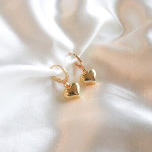 Kleine gepofte hartoorbellen | 14k gouden hartvormige oorbellen | mini-hartoorbellen | sierlijke gouden oorbellen | kleine hartoorbellen |
