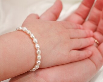 Baby pearl bracelet, dainty bracelet for baby girl, toddler bracelet, 14k gold bracelet, pearl bracelet, flower girl jewelry gift