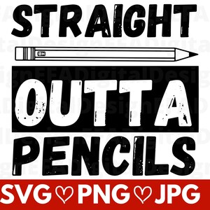 以下が含まれることがあります： 「STRAIGHT OUTTA PENCILS」というテキストと、その上に鉛筆が描かれた白黒のグラフィックデザイン。テキストは、使い古したようなフォントで書かれている。テキストの下には、赤い色の「SVG♡PNG♡JPG」というテキストが書かれている。