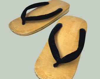 Sandálias Ukon Geta japonesas vintage femininas, tamanho 6, em madeira maciça e veludo, estilo quimono, anos 60.