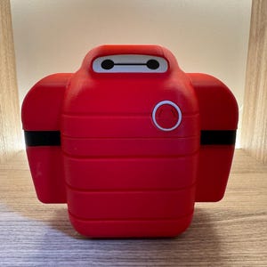 Coffre de pont Lorcana inspiré de la station de charge Baymax | Contient un pont complet + accessoires | Compartiment de comptoir et porte coulissante à rabat | Imprimé en 3D