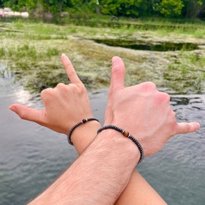 Bracelets pour couples en oeil de tigre et hématite : ensemble extensible de perles de pierres précieuses