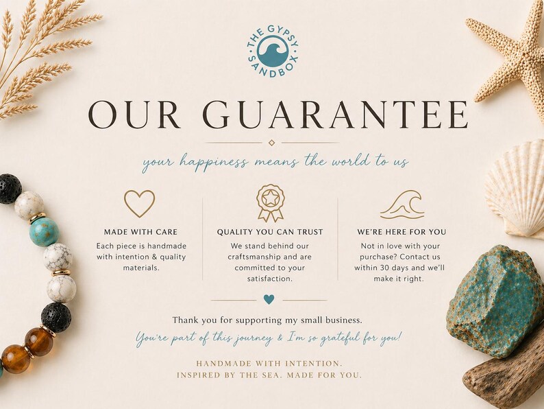 Op de afbeelding: Cr&egrave;mekleurige afbeelding met de tekst "OUR GUARANTEE" en "your happiness means the world to us." Bevat een handgemaakte armband, zeester, schelp en turkooizen steen. Tekst geeft aan dat items met intentie handgemaakt zijn.