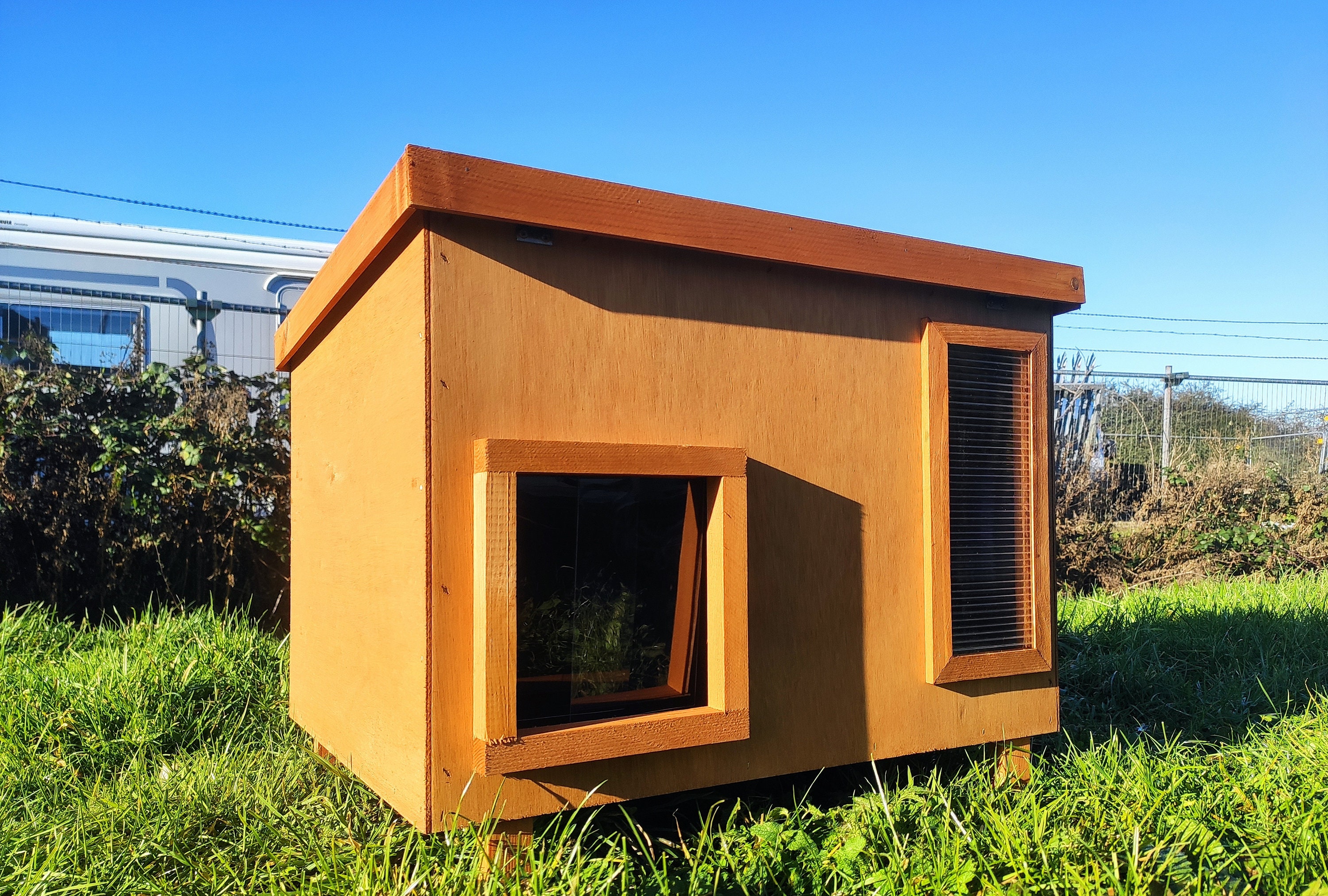 Luxury Feral Stray Outdoors Cat House Kennel Shelter Cat Den