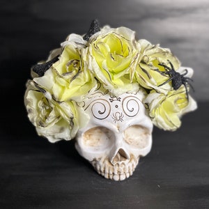 Flower Crown - White with yellow tint roses with burned edges (Black Headband, Gothic Style, Headpiece, Halloween, Dia de los Muertos))