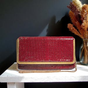 Vintage GLOMESH Burgunder und Gold strukturierte Handtasche - verwandelt sich in eine Clutch - in Originalverpackung - um 1980