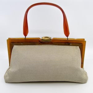 ヴィンテージ WHITING & DAVIS クリームとブラウンのマールレディーストップハンドルバッグ - 1960 年代頃 - ラージサイズ