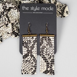 Pendientes hechos a mano con malla reciclada con estampado vintage de "pitón" de GLOMESH - negro/crema - nuevos pendientes hipoalergénicos de oro antiguo
