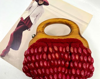 Vintage OGGI DOMANI in Europa Artigianale - Japan - stunning chunky red beads with velvet crochet - wood frame - c1960s