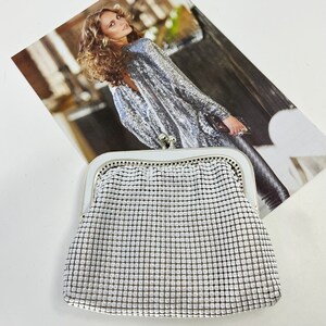 sac à main vintage GLOMESH pour femmes à double section - parfait pour les pièces de monnaie et les cartes ou les clés - blanc et argent - dans son emballage d'origine - vers les années 80