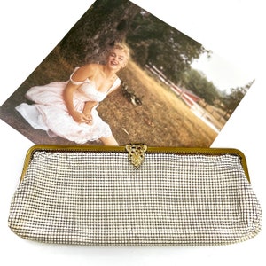Embrague largo elegante OROTON vintage - blanco roto - marco dorado - cierre de pedrería - en caja original - década de 1950