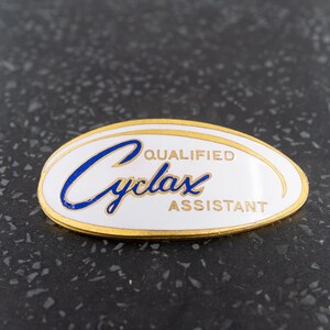 Vintage cosmetic consultants badge - CYCLAX QUALIFIED ASSISTANT - blue / white / gold - lovely vintage condition - perfect collectors item