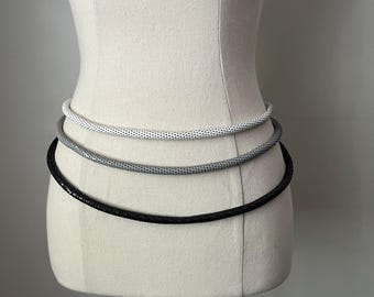 vintage UNBRANDED tricolore - 3 rangs - ceinture en chaîne serpent - longueur réglable - gris / noir / blanc - années 80